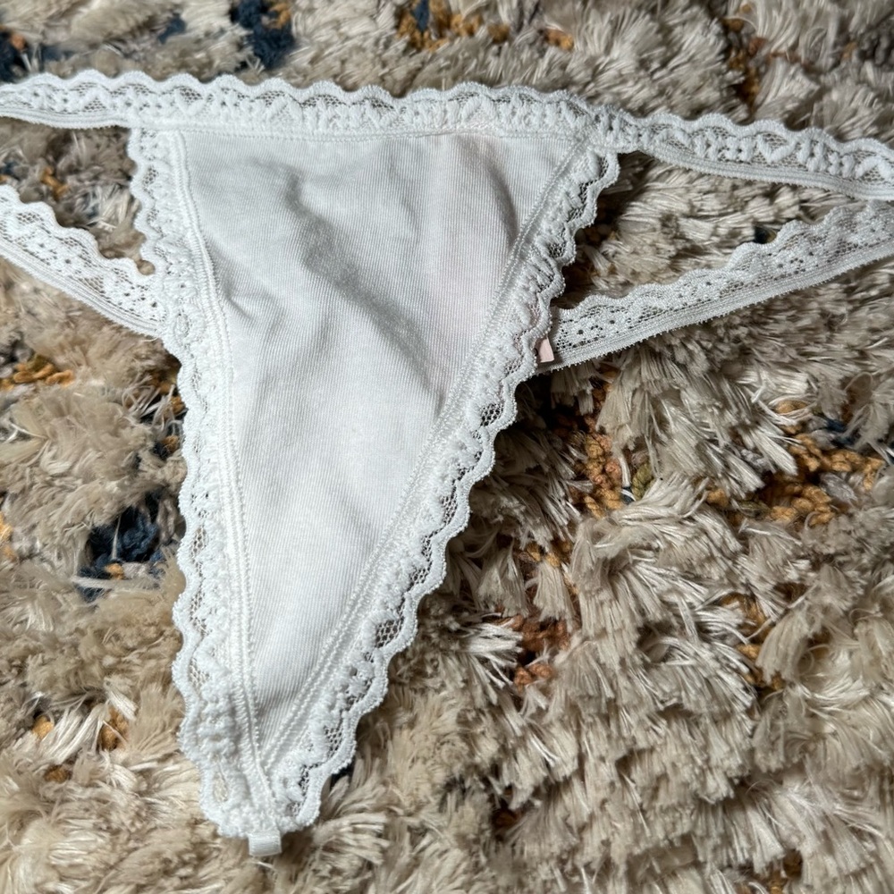 Victoria’s Secret White Lace V-String Thong XS